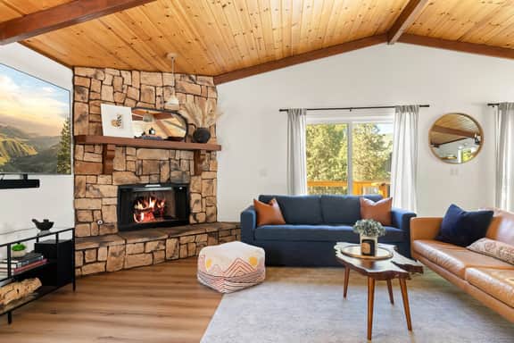 Mont Moderne, 5 Minutes to Ski Resorts & Hot Tub