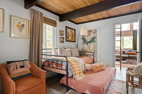Vintage Mountain Retreat: Trendy Cabin, Loft