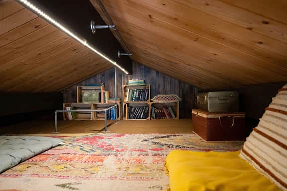 Vintage Mountain Retreat: Trendy Cabin, Loft