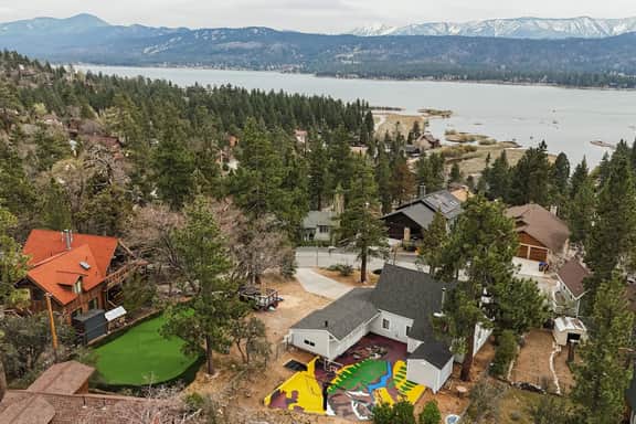 Lakeside Lodge - Deck Views, Golf, Basketball, Spa