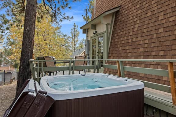 Alta Vista Gambrel Cabin w Hot Tub in Moonridge