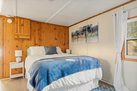 Treetop Annex, Near Village w/ Forest Views & Pet