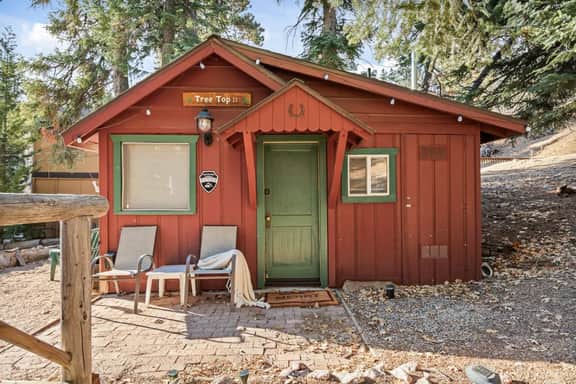 Treetop Annex, Near Village w/ Forest Views & Pet