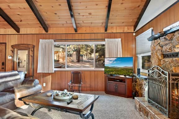 5 Min Walk to Lake Retreat. BBQ, Fireplace