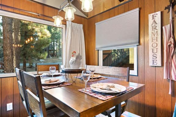 5 Min Walk to Lake Retreat. BBQ, Fireplace