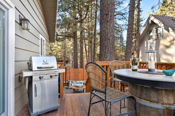 5 Min Walk to Lake Retreat. BBQ, Fireplace