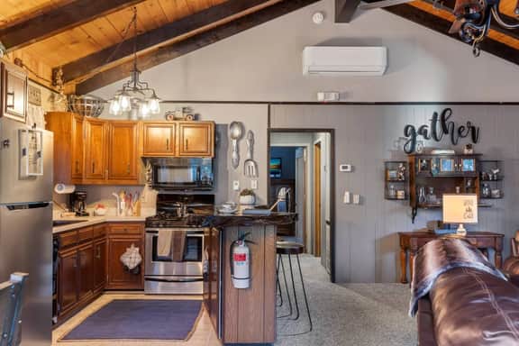 5 Min Walk to Lake Retreat. BBQ, Fireplace
