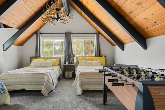 Bruno's Chic Bungalow: Walk 2 Village & Lake