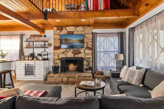 Paddington Manor, Loft Cabin, Hot Tub & Game Room