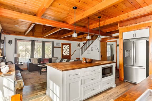 Paddington Manor, Loft Cabin, Hot Tub & Game Room