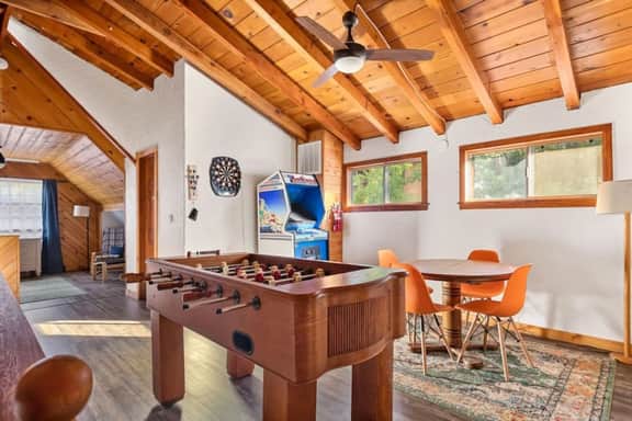 Paddington Manor, Loft Cabin, Hot Tub & Game Room
