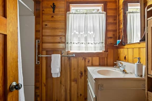 Boulder Bay Getaway | Mountain View Deck & BBQ