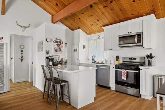 Cowboy Cabin w Lake View, EV Charger, Near Village