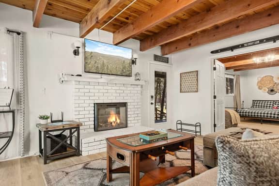 Cowboy Cabin w Lake View, EV Charger, Near Village