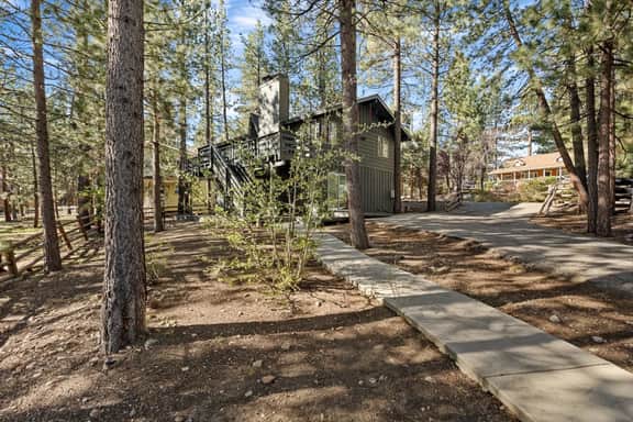 Cowboy Cabin w Lake View, EV Charger, Near Village