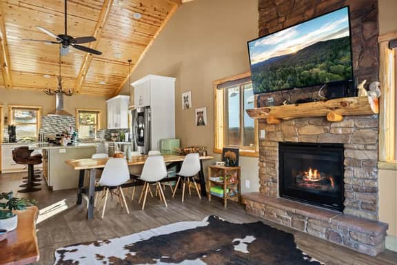 High Altitude Modern Retreat, Game Room & Hot Tub