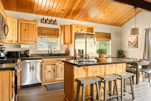 Four Seasons 4 BR Cabin, Views, Games & Hot Tub
