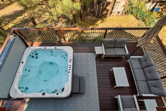 Four Seasons 4 BR Cabin, Views, Games & Hot Tub