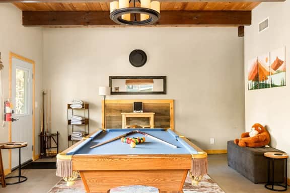 Four Seasons 4 BR Cabin, Views, Games & Hot Tub