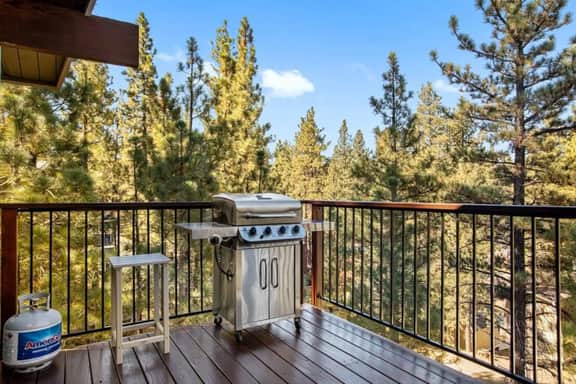 Four Seasons 4 BR Cabin, Views, Games & Hot Tub