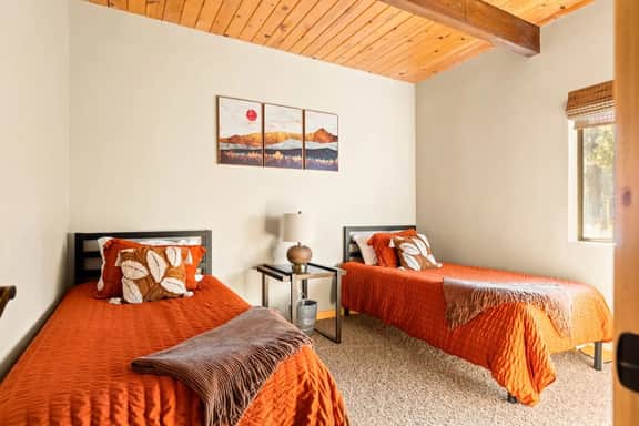 Four Seasons 4 BR Cabin, Views, Games & Hot Tub