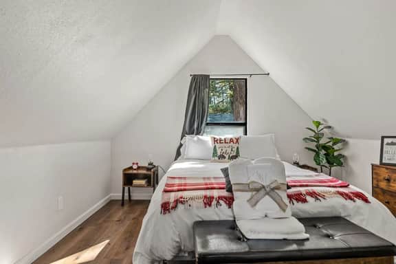 Cozy Chic 2BR Bear Sky Cabin & Easy Parking