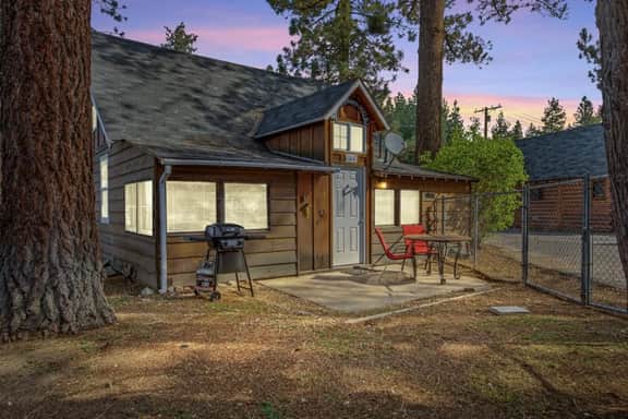 Cozy Chic 2BR Bear Sky Cabin & Easy Parking