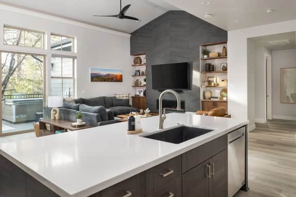 Modern Luxury • Hot Tub • Close to Lake & Village
