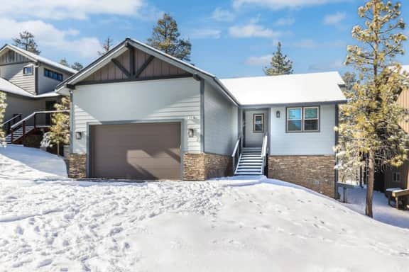 Modern Luxury • Hot Tub • Close to Lake & Village