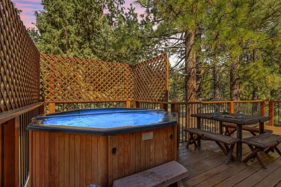 Hidden Bridge Cabin, w/ Hot Tub near the Village