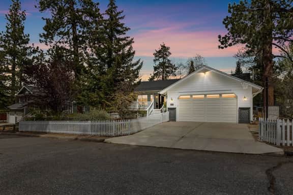 Designer Snow Queen Retreat | Mins to Zoo, Hot Tub