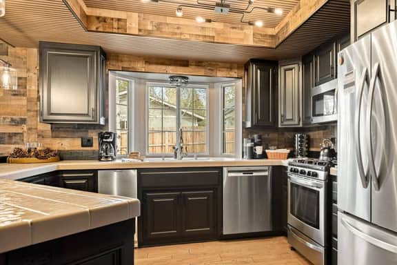 Designer Snow Queen Retreat | Mins to Zoo, Hot Tub