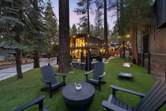 Serenity Cabin, Walk to Slopes, Hot tub, Fire Pit