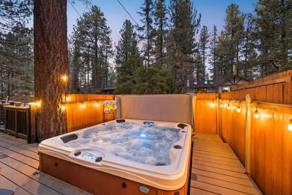 Serenity Cabin, Walk to Slopes, Hot tub, Fire Pit