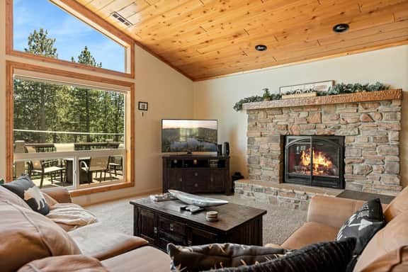 Snowboard Shores - Walk to lake & views, AC