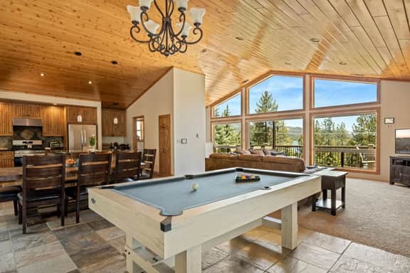 Snowboard Shores - Walk to lake & views, AC