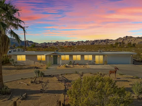 Bighorn Oasis Retreat: Hot Tub, Foosball & Firepit