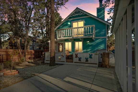 Cozy & New Turquoise Bear cabin w/ Deck & Hot Tub