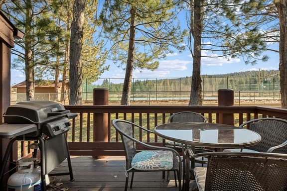 Cozy 3BR Knotty Pine, Near Lake & Trails w Deck