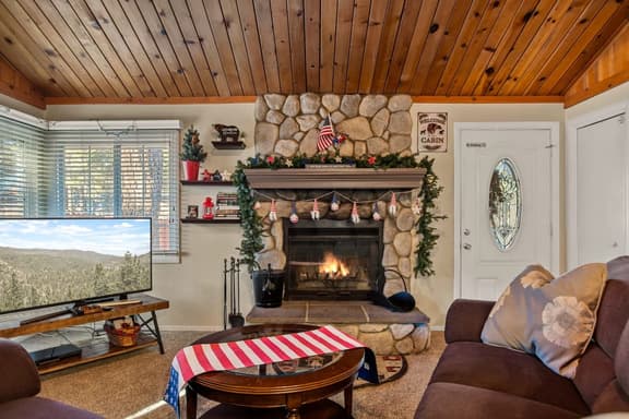 2BR Beartime Story Cabin w BBQ