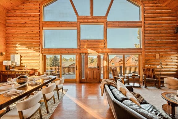 Hawk Ridge Chalet, Hot Tub, Views and Firepit