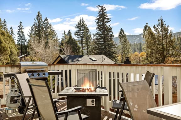 High Score Hideaway - Views of Bear MTN, Hot Tub