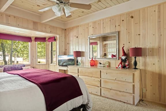 4BR Lakefront Vibes Getaway | Dock, Spa & Games