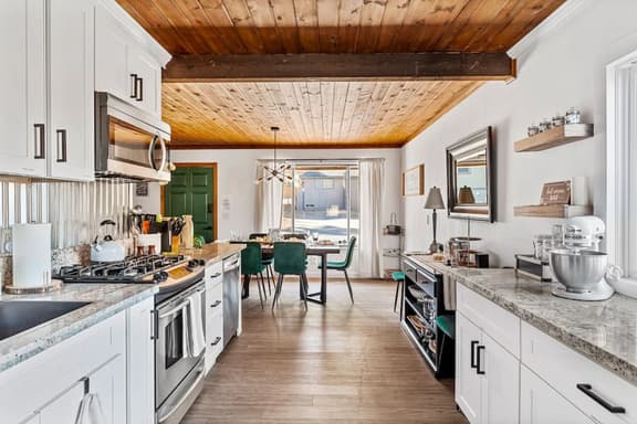 Honeybee Cabin By the Lake, Hot Tub & EV charger