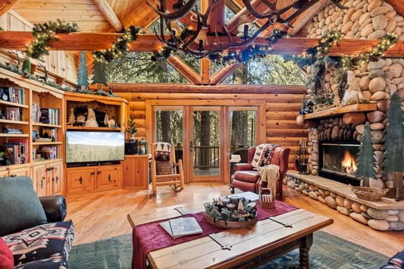 Honeycomb Hideaway| Hot Tub & Sauna, Large Yard