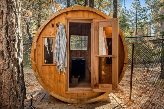 Honeycomb Hideaway| Hot Tub & Sauna, Large Yard