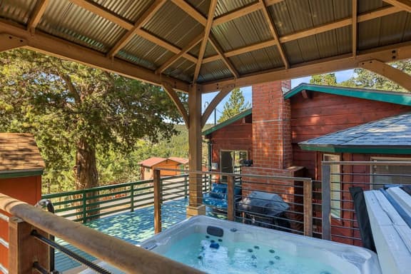 Hygge Frosk | Breathtaking Views, Hot Tub & Deck