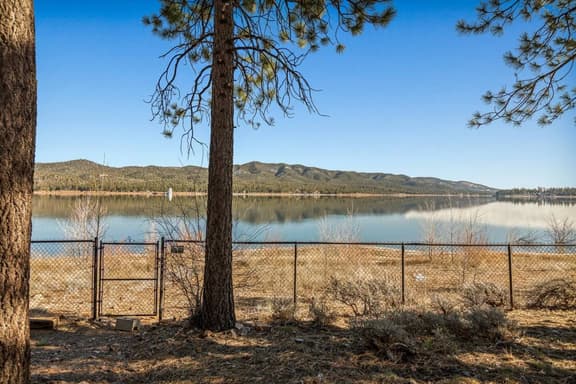 Lakefront Pines w/ Hot Tub, w/ Panoramic Views