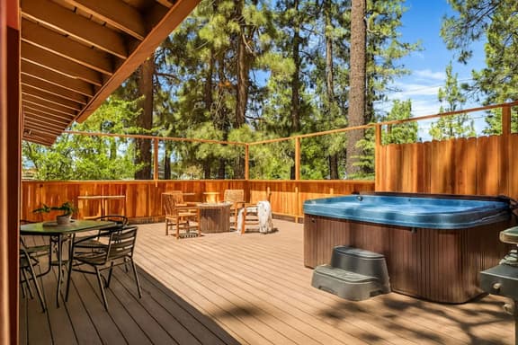 Lawliss Hideout, Steps to Village w/ Hot Tub