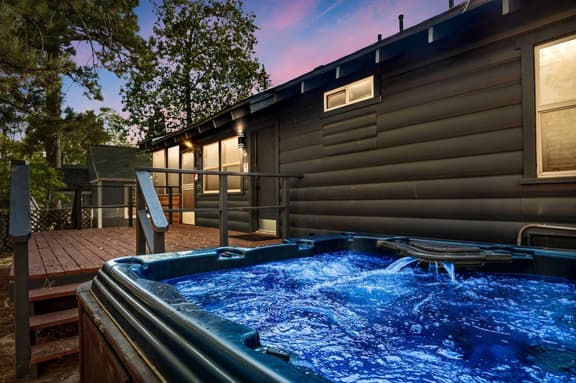 Lil' Oso Bonita Cabin | Walk 2 the Village, Games & SPA